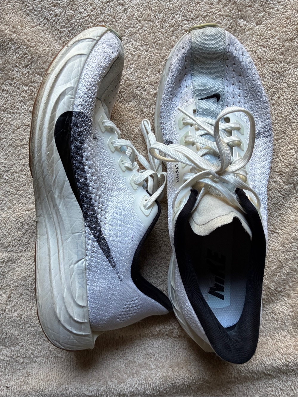 Nike 8.5 Women's White and Black Flyknit Running Shoes